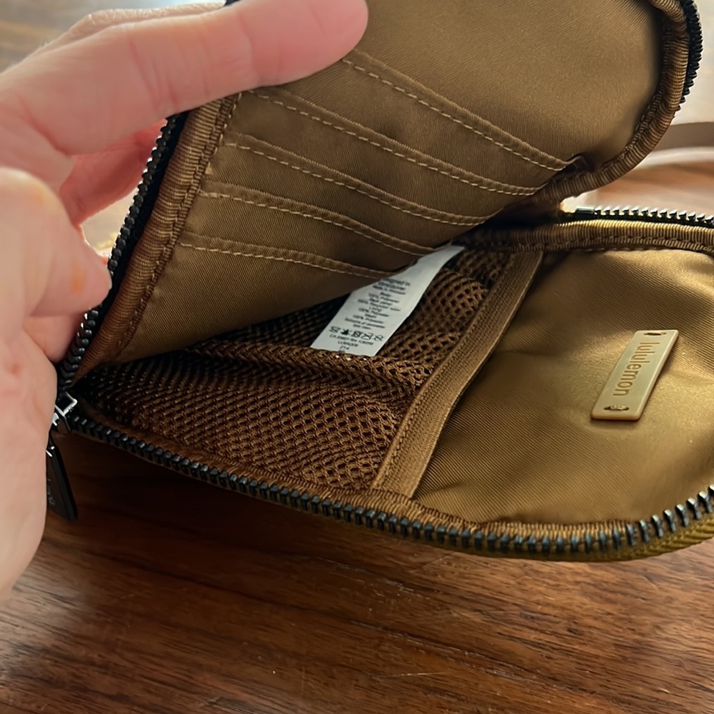 New Without Tags Modular Cellphone Crossbody Lulu… - image 5